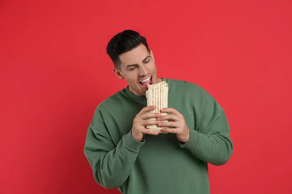 Muž Jíst Lahodný Shawarma Červeném Pozadí — Stock fotografie