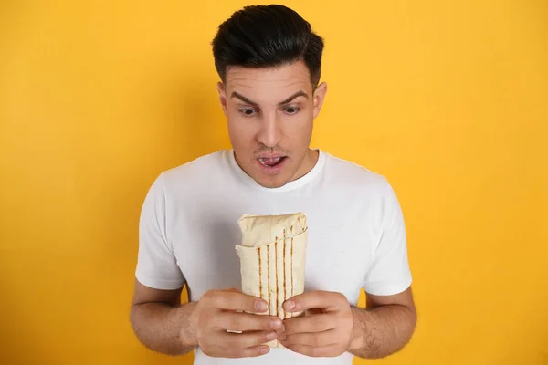 Hombre Emocional Con Delicioso Shawarma Sobre Fondo Amarillo —  Fotos de Stock