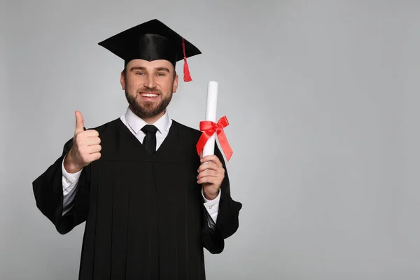 Ευτυχισμένος Μαθητής Καπέλο Αποφοίτησης Και Δίπλωμα Γκρι Φόντο Χώρος Για — Φωτογραφία Αρχείου