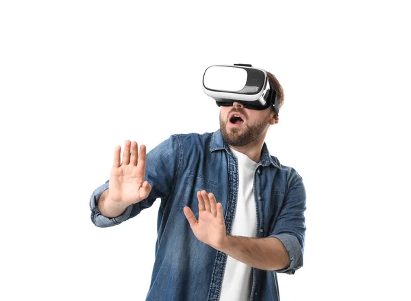 Емоційний Чоловік Використовує Гарнітуру Віртуальної Реальності Білому Тлі — стокове фото