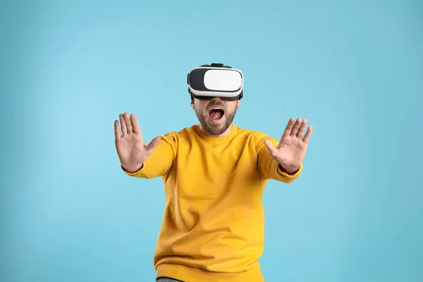 Homem Emocional Usando Fone Ouvido Realidade Virtual Fundo Azul Claro — Fotografia de Stock