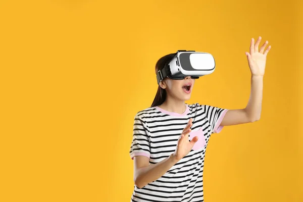 Mulher Usando Fone Ouvido Realidade Virtual Fundo Amarelo — Fotografia de Stock