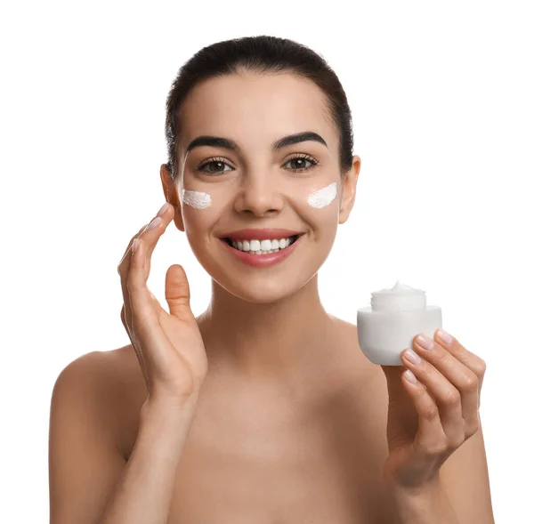 Jovem Aplicando Creme Facial Fundo Branco — Fotografia de Stock