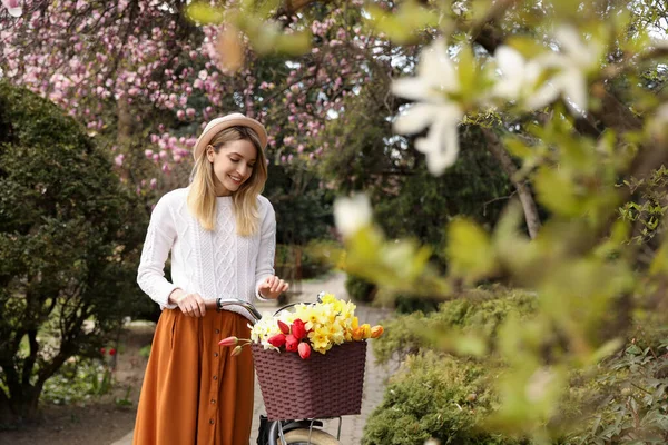 Schöne Junge Frau Mit Fahrrad Und Blumen Park Einem Angenehmen — Stockfoto