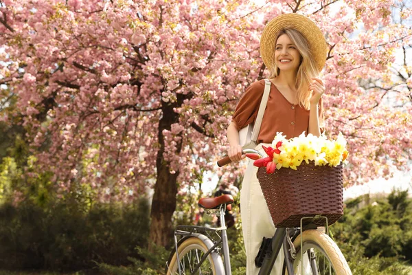 Mulher Jovem Bonita Com Bicicleta Flores Parque Dia Primavera Agradável — Fotografia de Stock