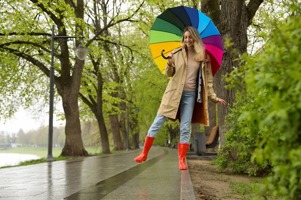 Junge Frau Mit Regenschirm Läuft Frühlingstag Park — Stockfoto