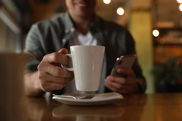 Hombre Con Taza Café Teléfono Inteligente Mesa Mañana Primer Plano — Foto de Stock