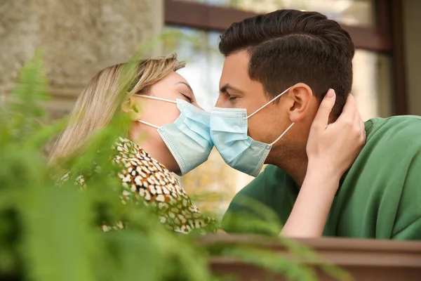밖에서 키스하려고 애쓰는 의료용 마스크를 — 스톡 사진