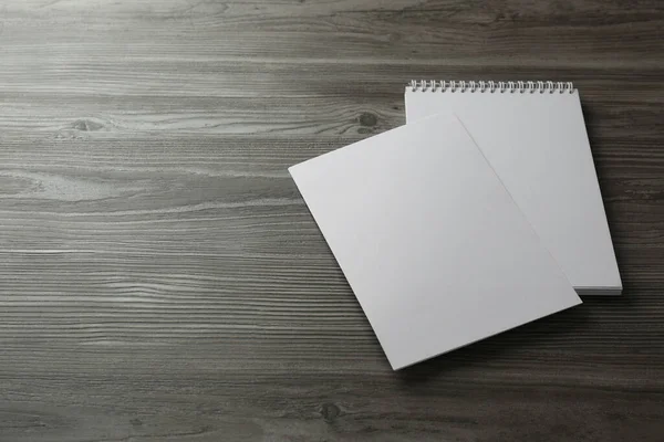 Φύλλο Χαρτιού Και Λευκό Φυλλάδιο Ξύλινο Τραπέζι Mockup Για Σχεδιασμό — Φωτογραφία Αρχείου