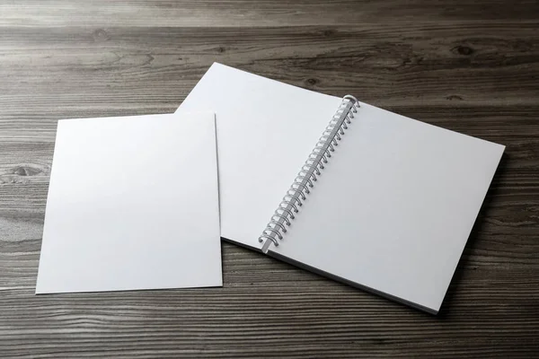Φύλλο Χαρτιού Και Λευκό Φυλλάδιο Ξύλινο Τραπέζι Mockup Για Σχεδιασμό — Φωτογραφία Αρχείου