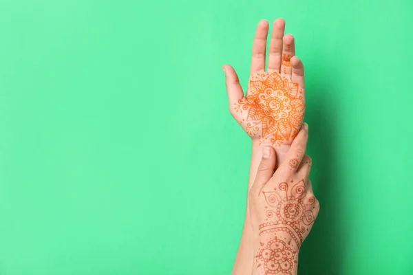 Femme Avec Des Tatouages Henné Sur Les Mains Sur Fond — Photo