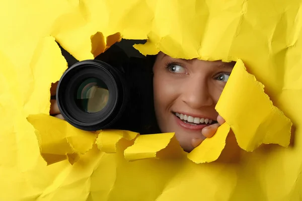 Mujer Oculta Con Cámara Espía Través Del Agujero Papel Amarillo — Foto de Stock