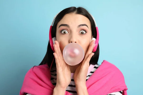 Jeune Femme Mode Avec Écouteurs Soufflant Bubblegum Sur Fond Bleu — Photo