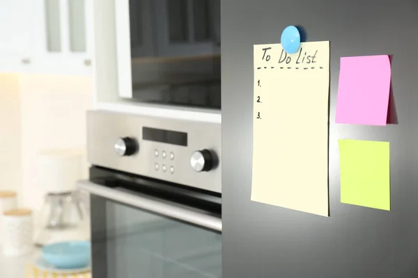 Κενό Για Κάνετε Λίστα Και Κολλώδεις Σημειώσεις Στο Ψυγείο Στην — Φωτογραφία Αρχείου