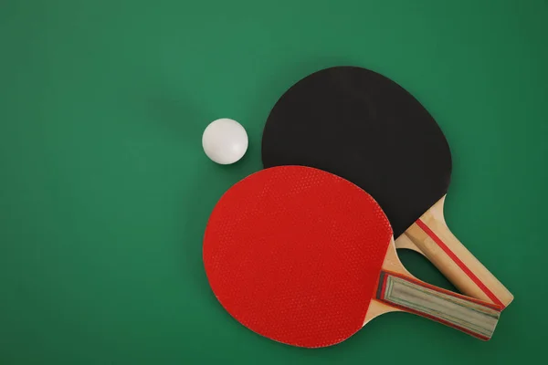 Rakety Míč Zeleném Pozadí Plochý Ležel Ping Pong — Stock fotografie