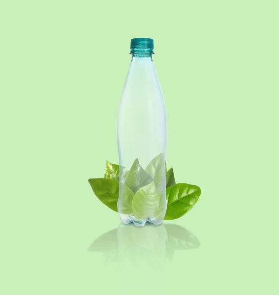 Biyolojik Çözünebilir Plastikten Yapılmış Bir Şişe Yeşil Arkaplanda Yapraklar — Stok fotoğraf