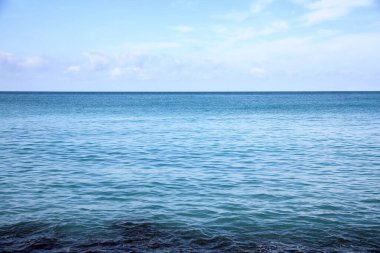 Güzel bir yaz gününde deniz manzarası