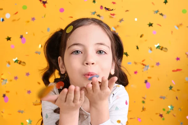 Schattig Klein Meisje Blazen Confetti Gele Achtergrond — Stockfoto