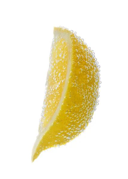 Zitronenscheiben Sprudelndem Wasser Auf Weißem Hintergrund Zitrusfrüchte — Stockfoto