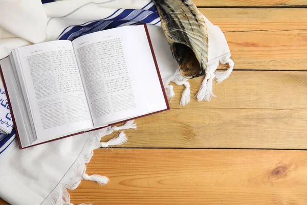 Tallit Shofar Open Torah Wooden Table Flat Lay Rosh Hashanah — Stock Photo, Image