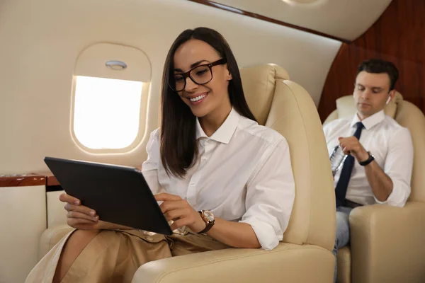 Empresária Trabalhando Tablet Avião Durante Voo — Fotografia de Stock