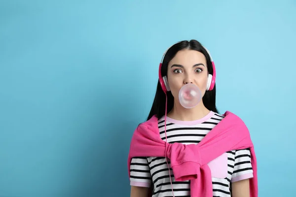 Jeune Femme Mode Avec Casque Soufflant Bubblegum Sur Fond Bleu — Photo