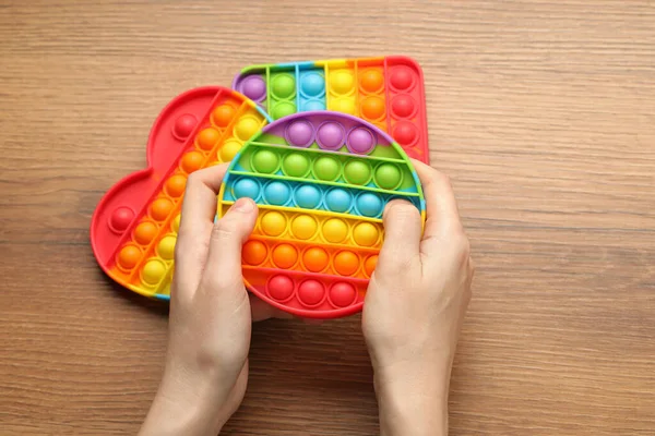 Mujer Usando Pop Fidget Juguete Mesa Madera Vista Superior — Foto de Stock