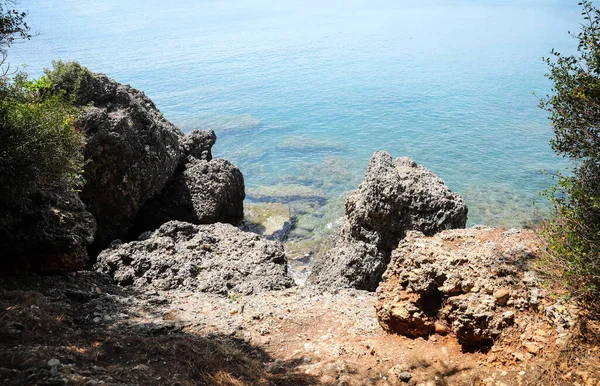 Schöne Aussicht Auf Felsige Meeresküste Sonnigen Sommertagen — Stockfoto