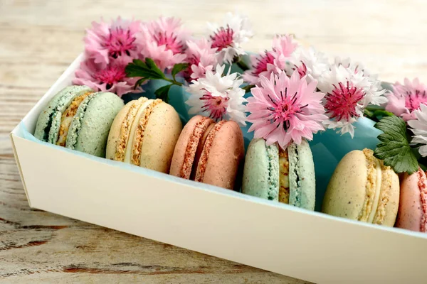 Délicieux Macarons Fleurs Boîte Sur Table Blanche Bois — Photo