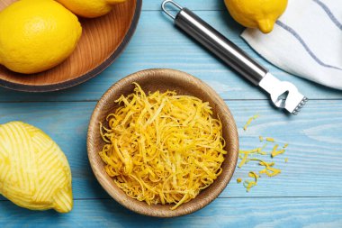 Düz kompozisyon, mavi ahşap masada taze limon lezzeti.