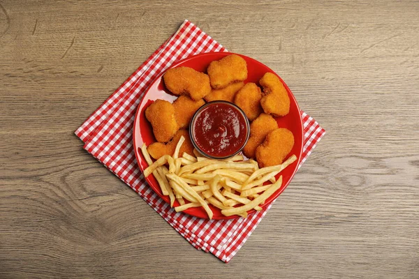Nuggets Frango Saborosos Batatas Fritas Servidas Com Ketchup Mesa Madeira — Fotografia de Stock