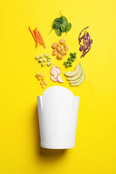 黄色の背景にサラダや紙容器の成分とフラットレイアウト組成物 — ストック写真