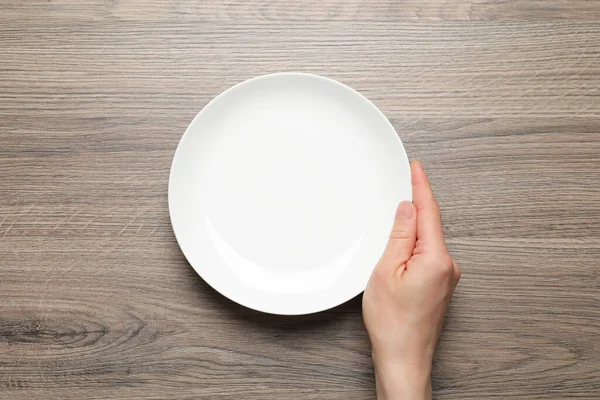 Bovenaanzicht Van Vrouw Met Lege Plaat Aan Houten Tafel Close — Stockfoto