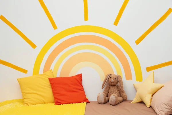 Lindo Interior Habitación Del Niño Con Hermoso Sol Pintado Pared — Foto de Stock