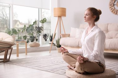 Hasır üzerinde meditasyon yapan bir kadın. Metin için boşluk