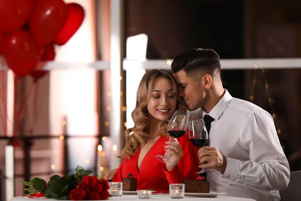 Mooi Koppel Met Romantisch Diner Valentijnsdag Restaurant — Stockfoto