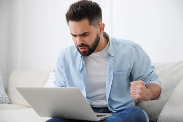 Jovem Emotivo Com Laptop Casa Conceito Ódio Online — Fotografia de Stock