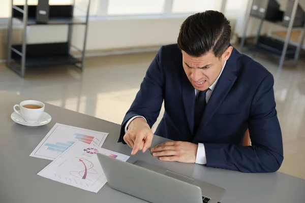 Empresário Emocional Com Laptop Mesa Escritório — Fotografia de Stock