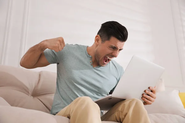 Homem Emocional Trabalhando Com Laptop Casa — Fotografia de Stock