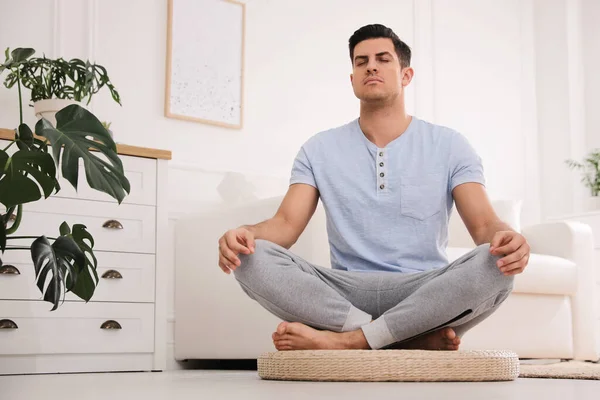 Hombre Meditando Alfombra Mimbre Casa — Foto de Stock