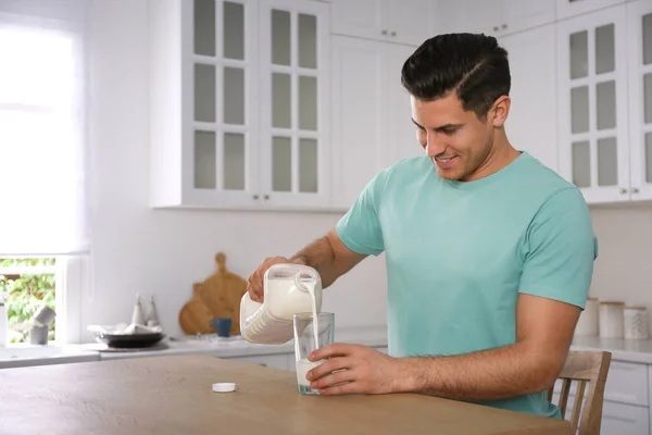 Uomo Versando Latte Bottiglia Gallone Vetro Tavolo Legno Cucina — Foto Stock