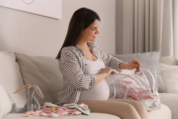Έγκυος Γυναίκα Συσκευασίας Τσάντα Για Μαιευτήριο Στο Σπίτι — Φωτογραφία Αρχείου