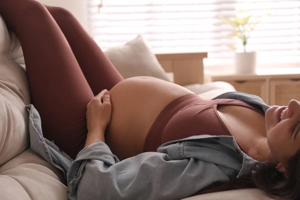 Zwangere Jonge Vrouw Met Grote Buik Liggend Bank Thuis — Stockfoto