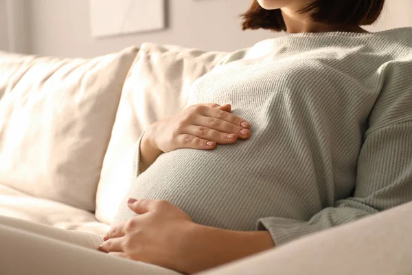 Беременная Молодая Женщина Трогает Живот Дома Крупным Планом — стоковое фото