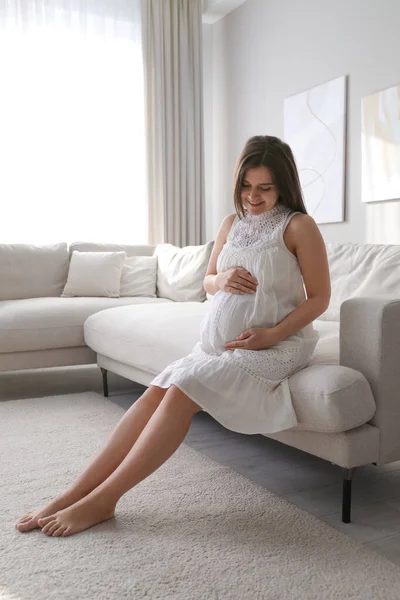 Zwangere Jonge Vrouw Raakt Buik Thuis — Stockfoto