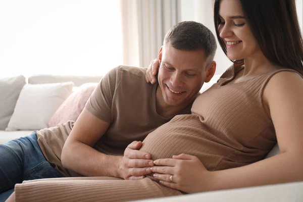 Man Die Thuis Buik Van Zijn Zwangere Vrouw Aanraakt — Stockfoto