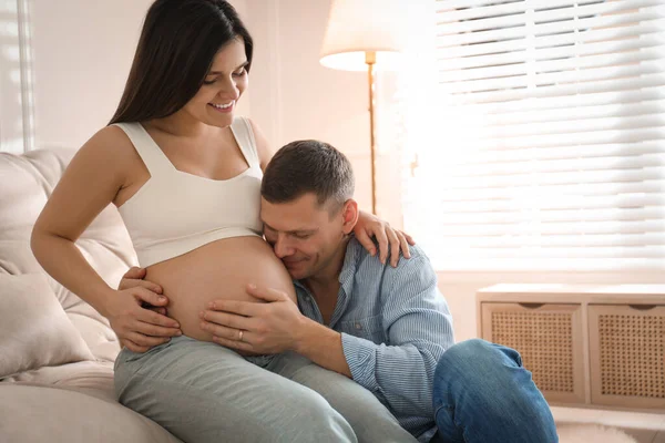 Hombre Tocando Vientre Esposa Embarazada Casa — Foto de Stock