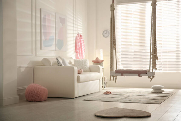 Красивые качели в гостиной. Стильный дизайн интерьера