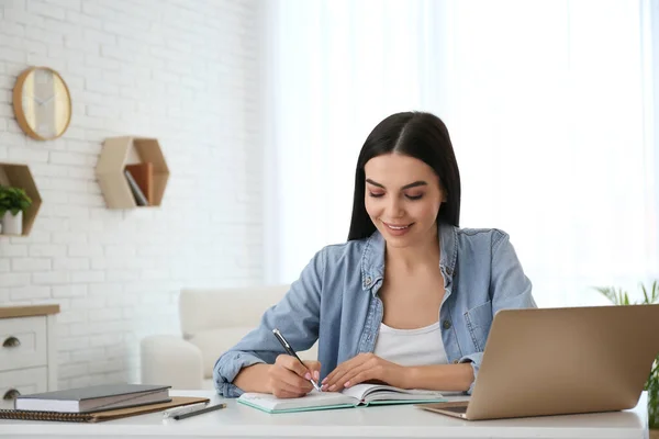 Mladá Žena Dělat Poznámky Během Line Webinář Stolu Uvnitř — Stock fotografie