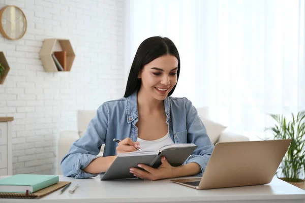 Mujer Joven Tomando Notas Durante Webinar Línea Mesa Interior — Foto de Stock